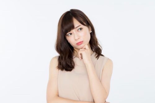 悩む　女性